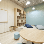 English Room / 大きなホワイトボードのほか、奥の壁は黒板になっています。大きなキャンバスで想像力を育みます。