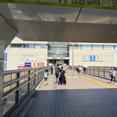 『東戸塚駅東口2F』と『西武東戸塚S.C.』直通のデッキを直進します。