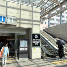 まっすぐ進むとイオンスタイル東戸塚のエントランスの入口がみえてきます。