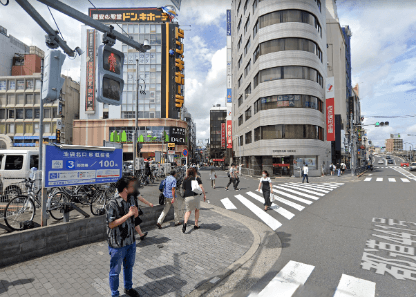 左側にドン・キホーテが見えたら、その方向へ曲がります。