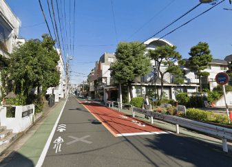 そのまま道なりに進みます。