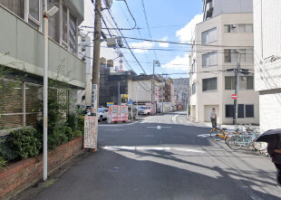 曲がってすぐの自販機がある交差点を左折します。