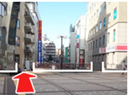 デッキ広場をまっすぐ進み、正面左の階段へ進みます。
