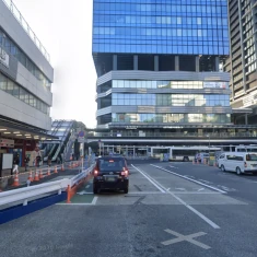 JR中央線・東京メトロ東西線「中野駅」の南口から、ロータリーに向かって左側へ進みます。