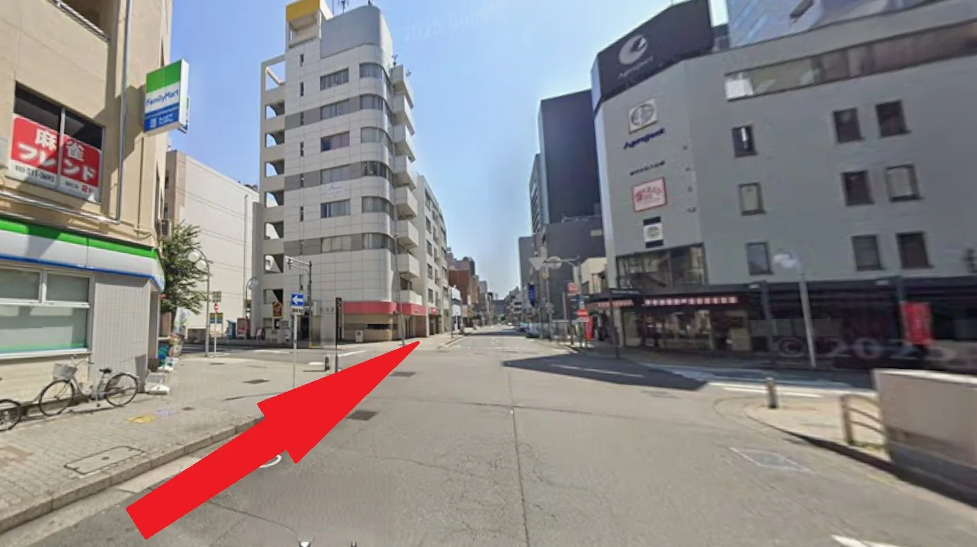 左手側にファミリーマートがある十字路を直進します。