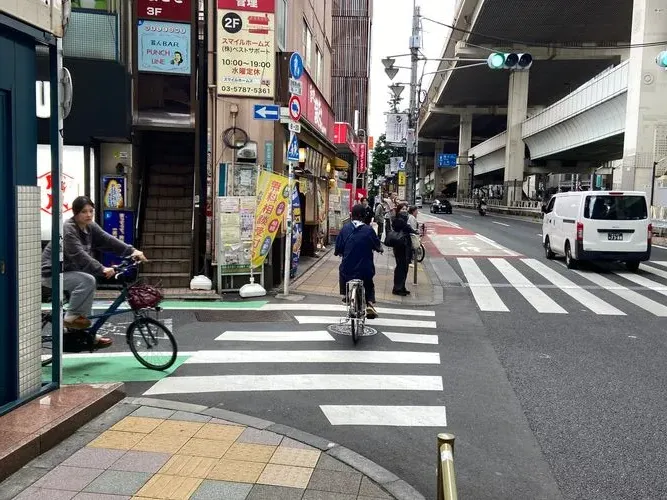 横断歩道を直進します。