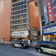 西口に出て、小田急のある右手側に進みます