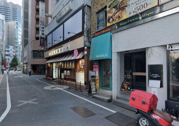 左手にすぐ現れる道に入ります