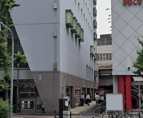 OSホテルの角を左に曲がります。