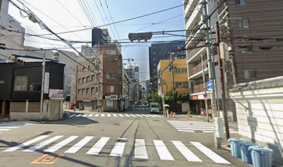 １つ目の信号で道が４方向に分かれているので左前(左から２番目の道)に進む。
