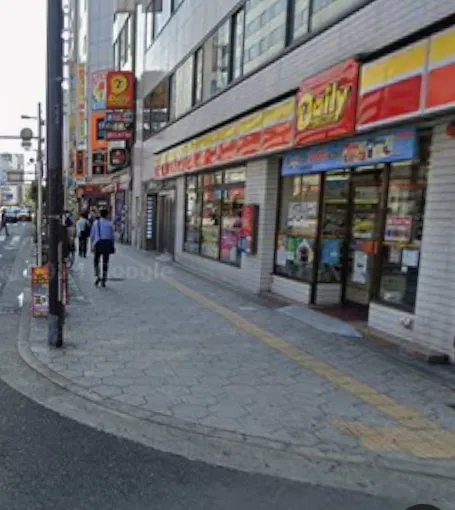 泉の広場M14出口の階段を左に上がって道沿いに歩く。