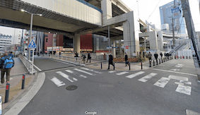 交差点を左に曲がり、橋を渡ります。