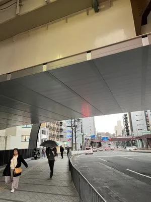 高架下を進み、歩道橋を目指します。