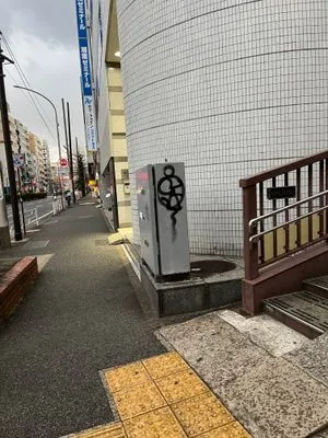 歩道橋を降りたら右に進みます。