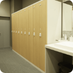 Locker Room / 大きなホワイトボードのほか、奥の壁は黒板になっています。大きなキャンバスで想像力を育みます。