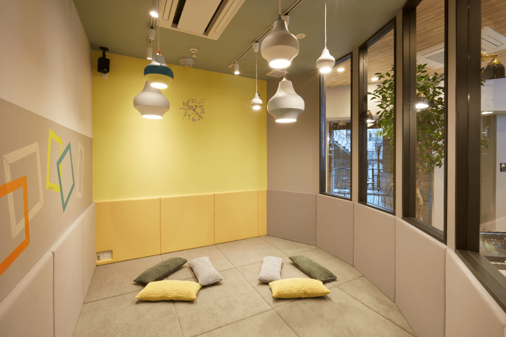 キッズルームは床も壁もクッション性があり、お子様を怪我から守ります。安心して思いっきり身体を動かして楽しみましょう。