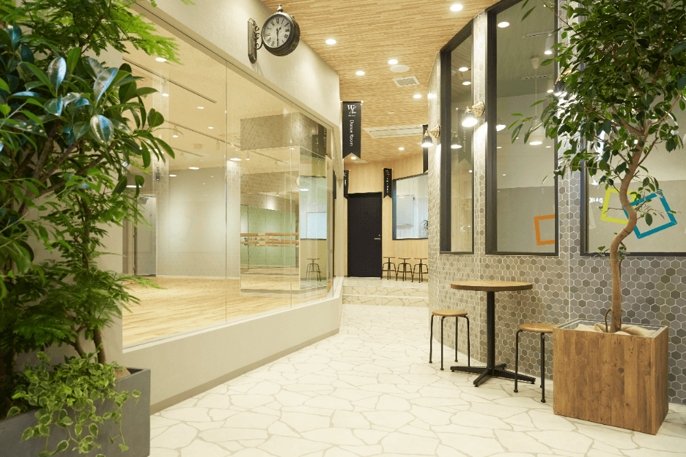 レッスン前後やお子様のレッスン中は、木目と緑のぬくもりを感じながら、エントランスのベンチでゆっくりお過ごしいただけます。