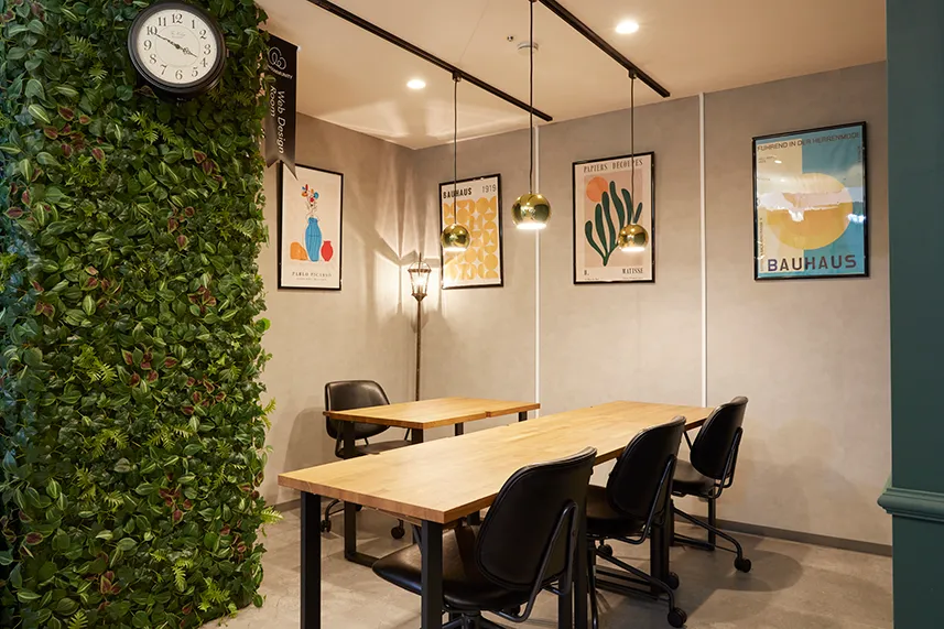 南浦和スタジオ区画には、Webデザインルームも設けております。落ち着いたスタイリッシュな空間で、音楽教室と併せて通っていただくことも可能です。