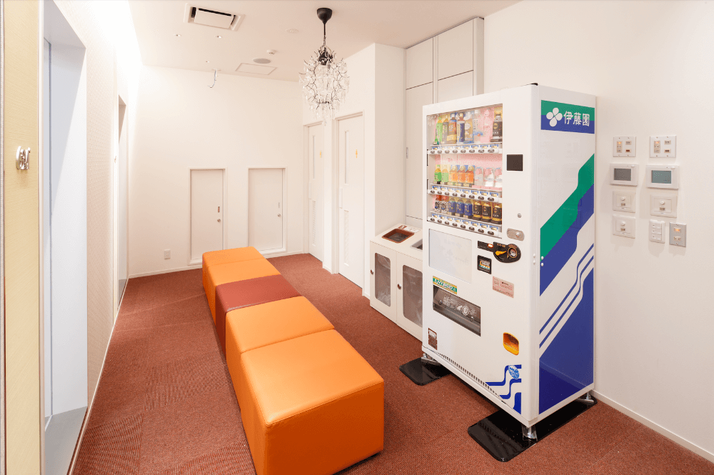 自動販売機も設置しておりますので、お気軽にご利用ください。レッスンの前後には飲み物を飲みながらゆったりとお過ごしいただけます。