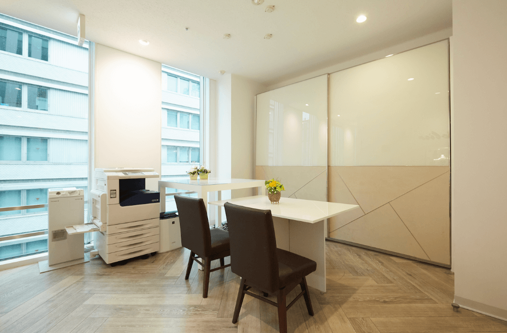 白を基調としたナチュラルで落ち着く待合室では、落ち着いて音楽と向き合うことも可能です。レッスン前後もゆったりとお過ごしください。