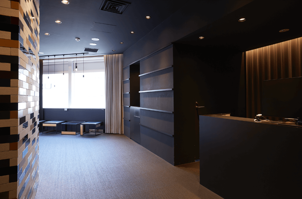 スタイリッシュな雰囲気のラウンジで、レッスン前後にホッと一息。いつもとは違った非日常な空間を提供しています。