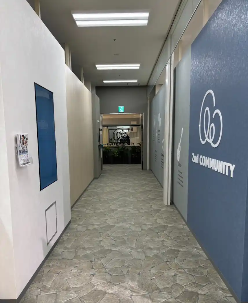 多摩センタースタジオは、建物内の3階にございます。建物の入口からお入りいただき、エレベーター/エスカレータでお上がりください。