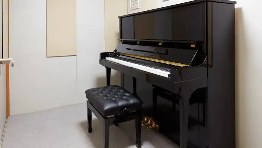 アップライトピアノが設置されております。防音設備が完備されているため、集中してレッスンに取り組むことが可能です。