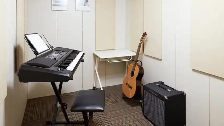 弦楽器から管楽器まで様々なレッスンをしております。防音設備が完備されているため、集中してレッスンに取り組むことが可能です。