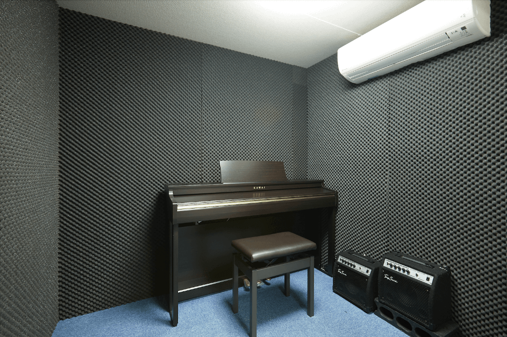 ピアノルームは、ピアノレッスンの他にボーカルや管楽器のレッスンにもご利用いただけます。ピアノ伴奏に合わせて演奏すると気持ち良いですよ。