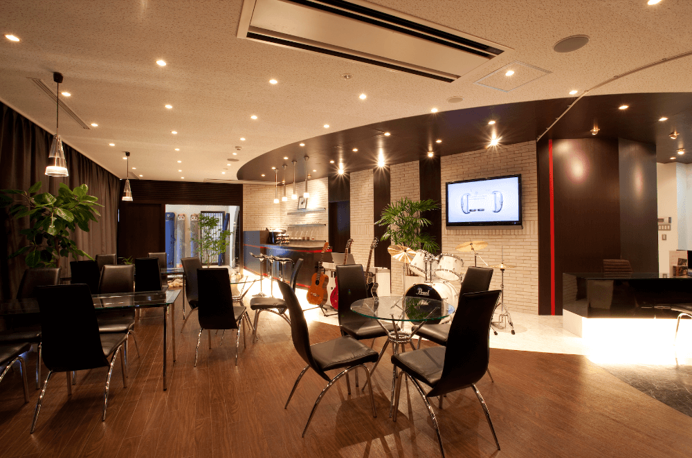 新宿スタジオには関東EYSスタジオ随一の広さを誇るラウンジがございます。ドラムも置いてあるので、生演奏のもとパーティが開かれることも。