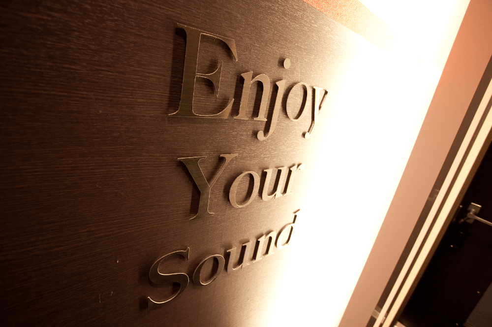 エレベーターを使ってスタジオに向かうと、シックなロゴでお出迎え。「Enjoy Your Sound」はスクール名の元にもなった、大切にしている言葉です。