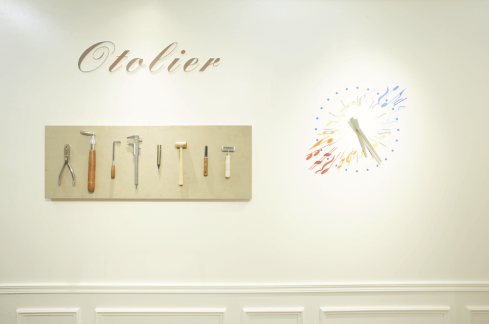 フロントの壁面には様々な工具たち飾ってあります。これは、世界中の楽器工房や楽器市を巡って見つけてきたものたちです。