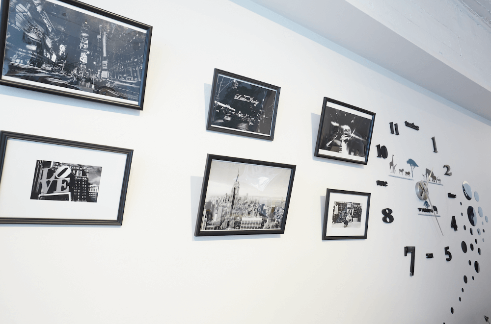 白を貴重としたラウンジは、モノトーンのフレームでおしゃれな空間に。ムーディーなエントランスとは打って変わって明るい気持ちになれます。