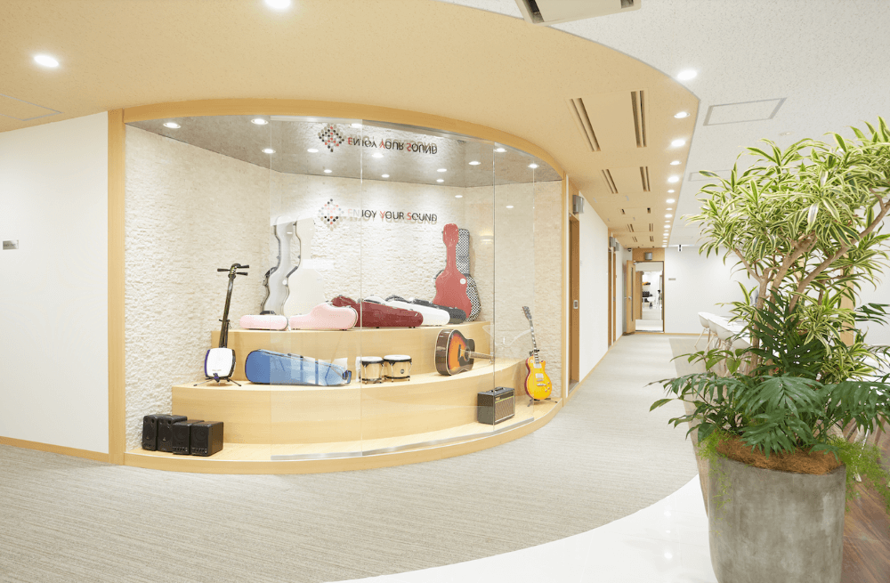 スタジオの前には楽器たちを可愛らしくディスプレイ。初めてお越しの際はこの楽器たちを目印においでください。