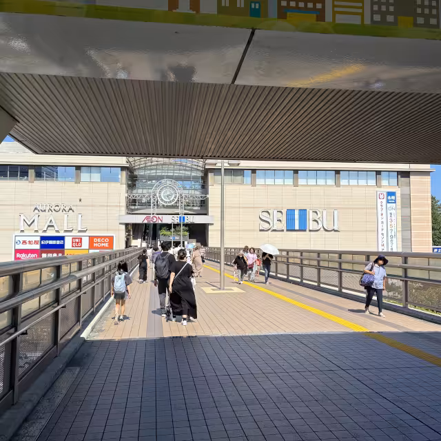 『東戸塚駅東口２F』と『西武東戸塚S.C.』直通のデッキを直進します。