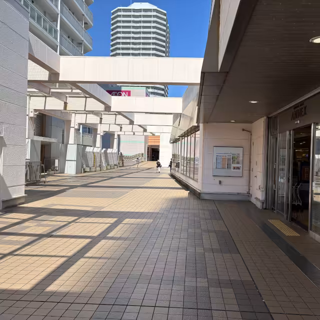 まっすぐ進むと左手にイオンスタイル東戸塚がみえます。