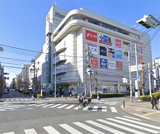 まっすぐ進み、白いビル、まるひろ百貨店南浦和店に入ります。