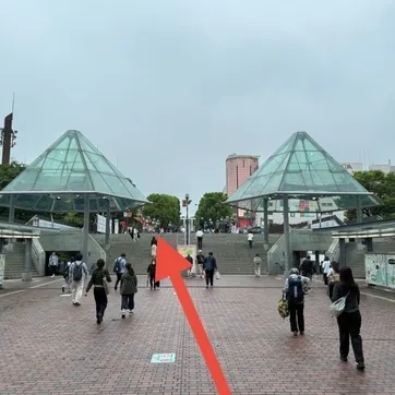 「京王多摩センター駅」「小田急多摩センター駅」西口をまっすぐ進みます。