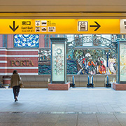 JRの改札を出て東口方面へ進みます。PORTA(地下)へ降りず手前を右に進みます。