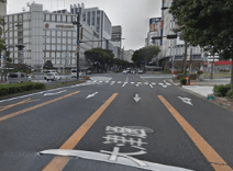 階段を登りきったら、道路を前にして右手にお進みください。(方向としては三越の見える方ですが、三越側の信号へは渡りません)道なりに交差点を右に曲がってください。