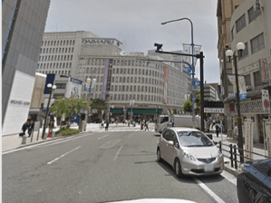 交差点の一番左手前のビルがACN神戸三宮ビル(旧:三宮WESTビル)です。エレベーターで9Fへお越しください。