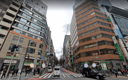 ビックカメラを左手に見て交差点をわたり、宮益坂を上がってください。(りそな銀行を右に見て坂を上がります。)途中、右に松屋、左に郵便局などが見えます。