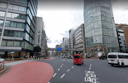 そのまま坂を上がっていきますと、大きな通り(青山通り)にぶつかります。もう少し進みますと、ファミリーマートが見えてきます。