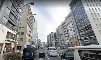 更に進んで、おにぎり屋さんの権兵衛という店の前に到着しましたら、右側に見える交差点を渡ります。(スターバックス側の道にわたります。)