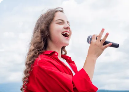 真剣に歌いたいお子様から、さらに上のプロシンガーを目指すお子様まで歌で感動を届ける人を育てます。プロの講師による圧倒的なレッスン量に加え、楽曲制作やレコーディングなど様々なサポートをご用意しています。